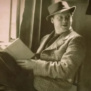 Dylan Thomas: Unseen photos show the poet in a fit of rage