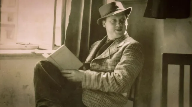 Dylan Thomas: Unseen photos show the poet in a fit of rage