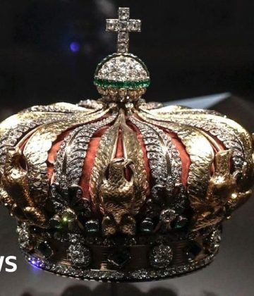 BBC News quiz of the week: Whose crown was stolen from the Louvre?