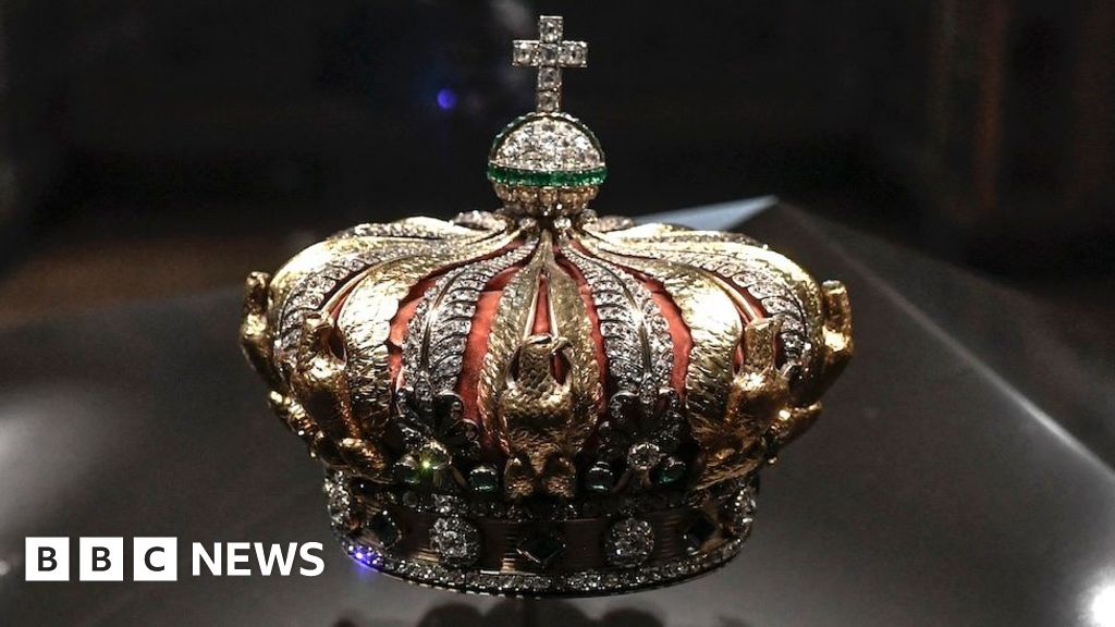 BBC News quiz of the week: Whose crown was stolen from the Louvre?