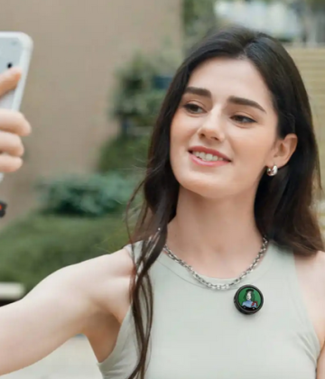 Insta360 Mic Pro Adds an E-Ink Screen to a Wireless Lapel Mic for Showing Logos and Images