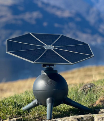 Iris T1 Puts the Portable Solar Panel on an Articulated Base That Automatically Adjusts to Face the Sun